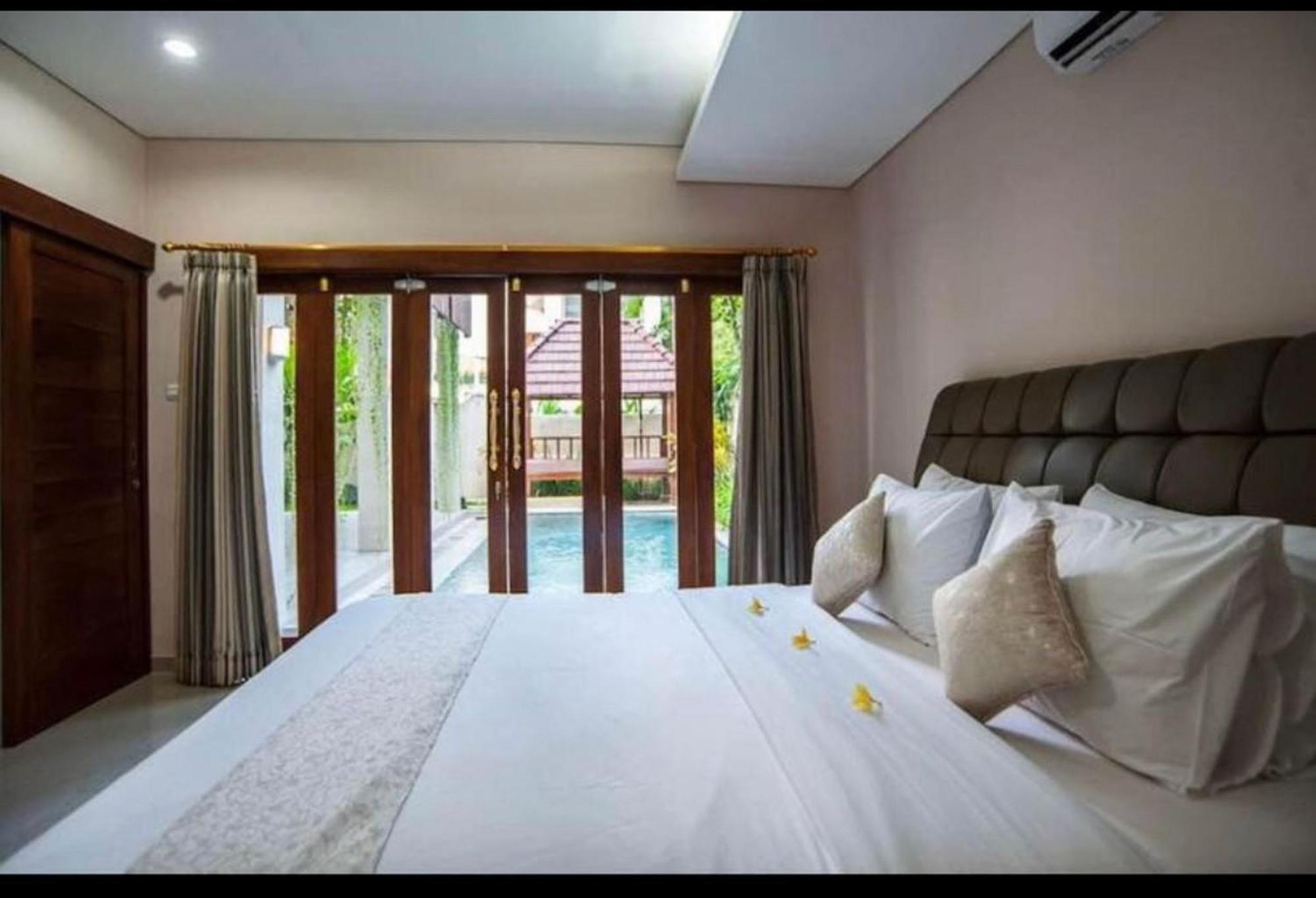 Huge Two Storey 4 Bed 4 Bath With Pool Right In The Heart Of Villa Seminyak (Bali)